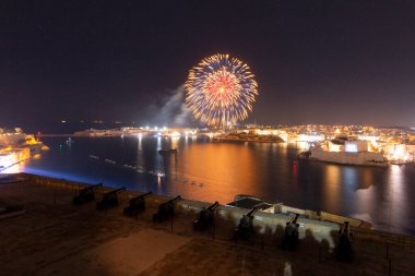 Malta Havai fişek Festivali 2023 Valletta limanında. Işıkların, renklerin ve müziğin bir gösterisi