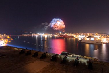 Malta Havai fişek Festivali 2023 Valletta limanında. Işıkların, renklerin ve müziğin bir gösterisi