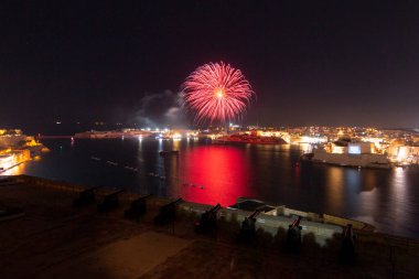 Malta Havai fişek Festivali 2023 Valletta limanında. Işıkların, renklerin ve müziğin bir gösterisi