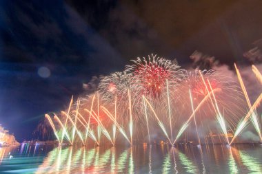 Malta Havai fişek Festivali 2023 Valletta limanında. Işıkların, renklerin ve müziğin bir gösterisi