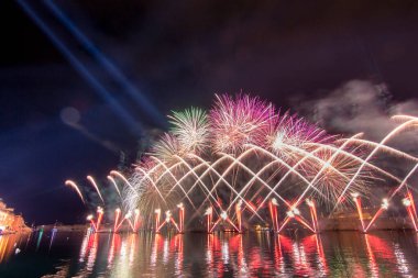 Malta Havai fişek Festivali 2023 Valletta limanında. Işıkların, renklerin ve müziğin bir gösterisi