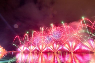 Malta Havai fişek Festivali 2023 Valletta limanında. Işıkların, renklerin ve müziğin bir gösterisi