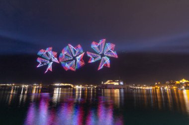 Malta Havai fişek Festivali 2023 Valletta limanında. Işıkların, renklerin ve müziğin bir gösterisi