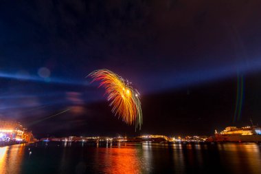 Malta Havai fişek Festivali 2023 Valletta limanında. Işıkların, renklerin ve müziğin bir gösterisi