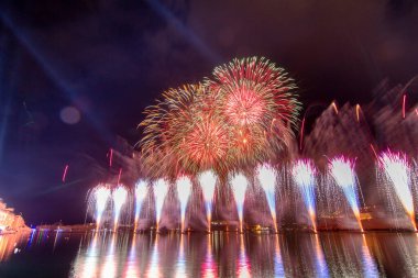 Malta Havai fişek Festivali 2023 Valletta limanında. Işıkların, renklerin ve müziğin bir gösterisi