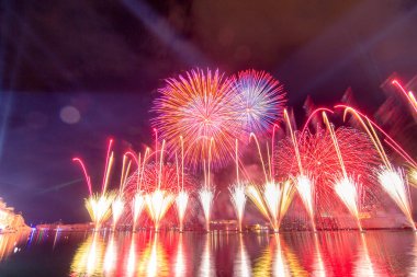 Malta Havai fişek Festivali 2023 Valletta limanında. Işıkların, renklerin ve müziğin bir gösterisi
