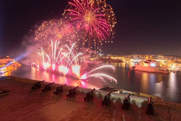 Malta Havai fişek Festivali 2023 Valletta limanında. Işıkların, renklerin ve müziğin bir gösterisi