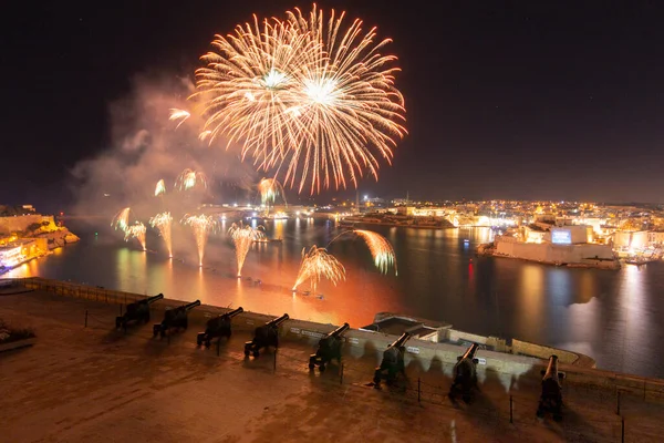 Мальтийский Фестиваль Фейерверков 2023 Года Гавани Валье Спектакль Света Цветов — стоковое фото