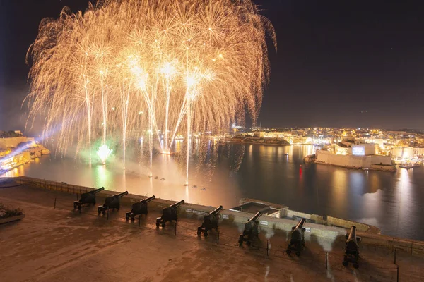 Malta Havai fişek Festivali 2023 Valletta limanında. Işıkların, renklerin ve müziğin bir gösterisi