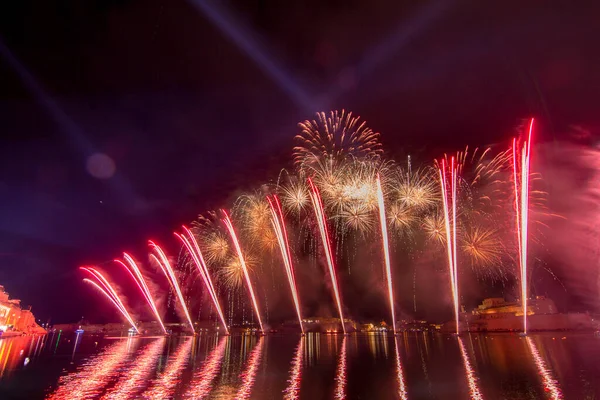 Malta Havai fişek Festivali 2023 Valletta limanında. Işıkların, renklerin ve müziğin bir gösterisi