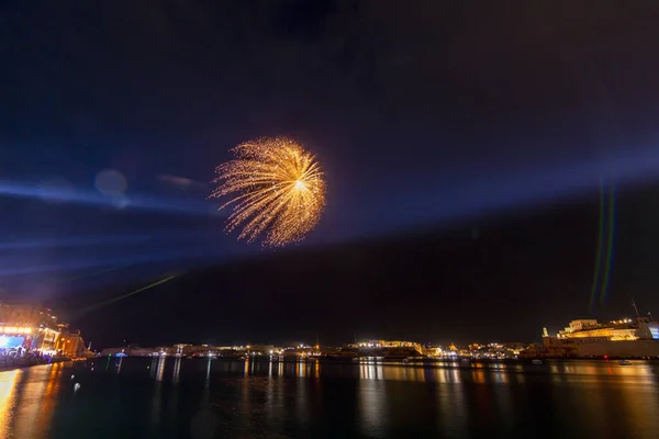 Malta Havai fişek Festivali 2023 Valletta limanında. Işıkların, renklerin ve müziğin bir gösterisi
