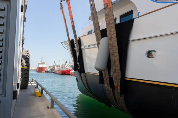 Halatlar ve kargo hatları gemiyi suya batmadan önce tutuyor.