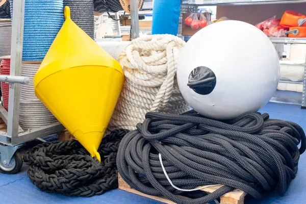 Kayıklar ve deniz yaşamı için halatlar ve güvenli hatlar