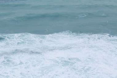 Malta 'yı çevreleyen bir fırtına Akdeniz' i dalgaları yakalamak ve sörf yapmak için mükemmel hale getiriyor.