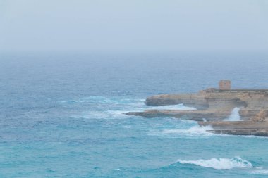 Malta 'yı çevreleyen bir fırtına Akdeniz' i dalgaları yakalamak ve sörf yapmak için mükemmel hale getiriyor.