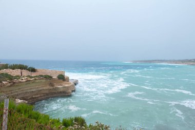 Malta 'yı çevreleyen bir fırtına Akdeniz' i dalgaları yakalamak ve sörf yapmak için mükemmel hale getiriyor.