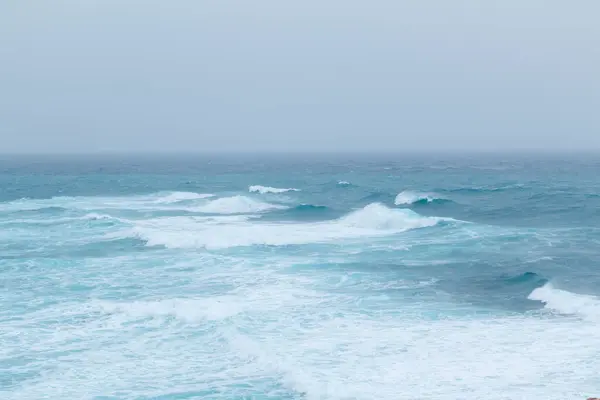 Malta 'yı çevreleyen bir fırtına Akdeniz' i dalgaları yakalamak ve sörf yapmak için mükemmel hale getiriyor.