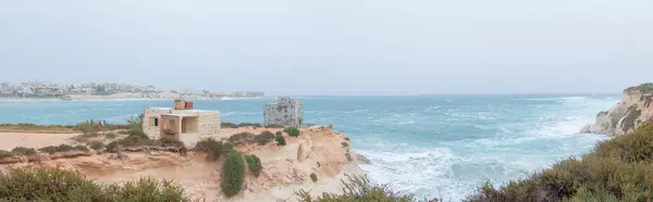 Malta 'yı çevreleyen bir fırtına Akdeniz' i dalgaları yakalamak ve sörf yapmak için mükemmel hale getiriyor.