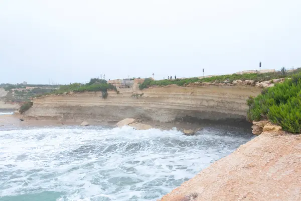 Malta 'yı çevreleyen bir fırtına Akdeniz' i dalgaları yakalamak ve sörf yapmak için mükemmel hale getiriyor.