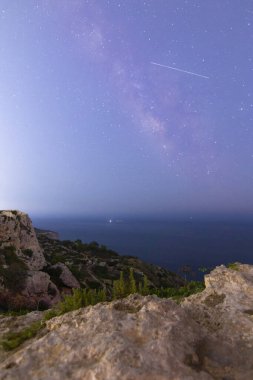 Akdeniz 'in ortasında, Malta' daki Siggiewi 'den Samanyolu galaktik merkezi manzarası. Senaryo çadırı yemlik gibi görünecek.