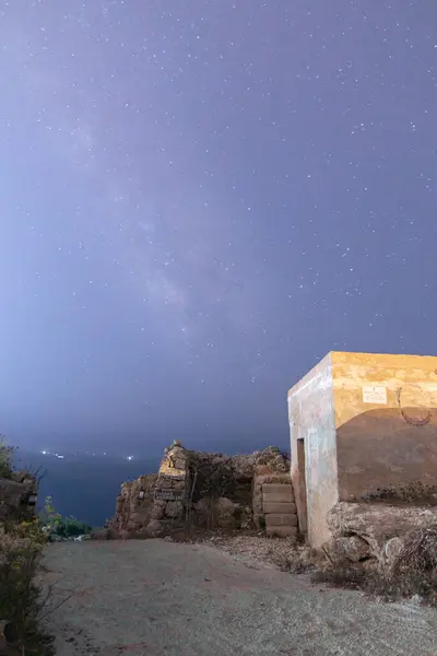 Akdeniz 'in ortasındaki Malta' daki Dingli Kayalıkları 'ndan Samanyolu galaktik merkezi manzarası. Senaryo çadırı yemlik gibi görünecek.