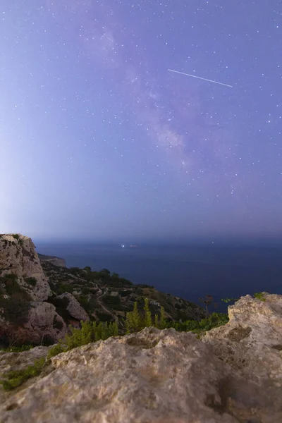 Akdeniz 'in ortasında, Malta' daki Siggiewi 'den Samanyolu galaktik merkezi manzarası. Senaryo çadırı yemlik gibi görünecek.