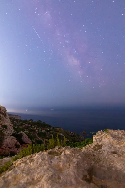 Akdeniz 'in ortasında, Malta' daki Siggiewi 'den Samanyolu galaktik merkezi manzarası. Senaryo çadırı yemlik gibi görünecek.