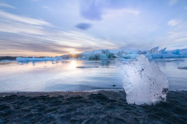 Buz ve kaya her yerde çizgilerle dolu kaotik bir manzara yaratıyor.