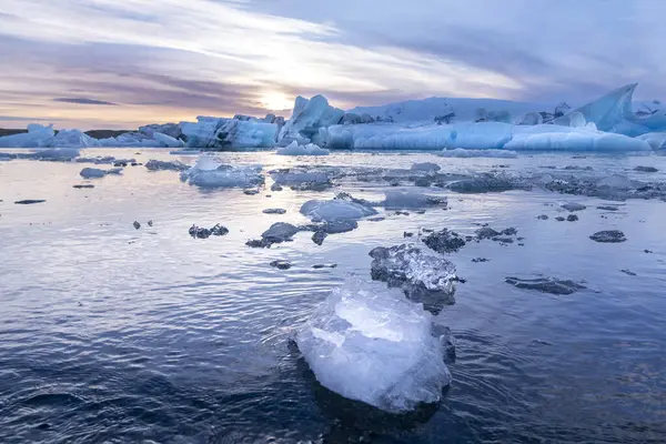 Buz ve kaya her yerde çizgilerle dolu kaotik bir manzara yaratıyor.