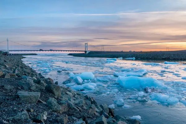 Buz ve kaya her yerde çizgilerle dolu kaotik bir manzara yaratıyor.