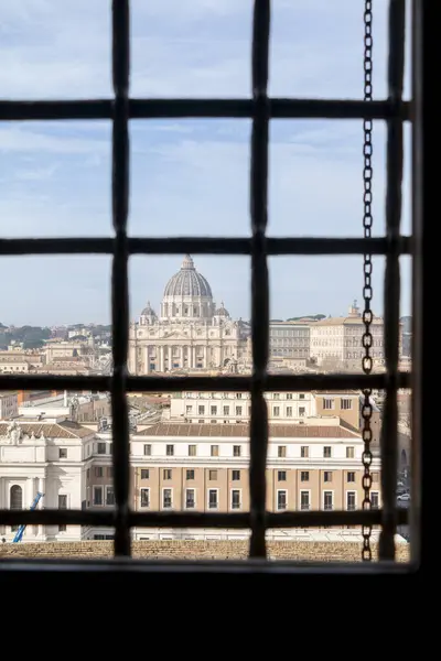 St. Angelo Kalesi 'nden Aziz Peter Kilisesi manzarası. Roma 'dan Vatikan' a