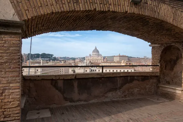 Aziz Peter Kilisesi St. Angelo Kalesi 'nden sanki bir portreymiş gibi gözlendi.
