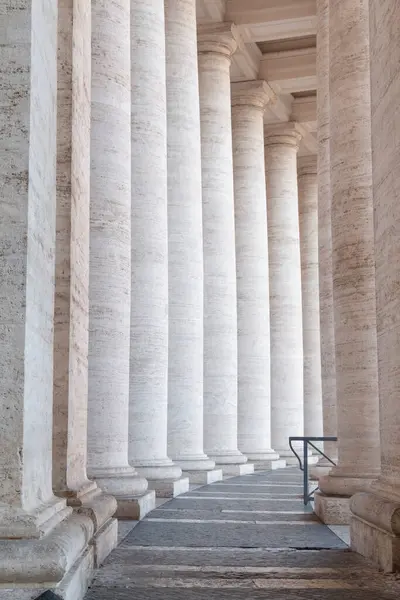 Vatikan 'da Aziz Peter Meydanı' nı koruyan sütunlar