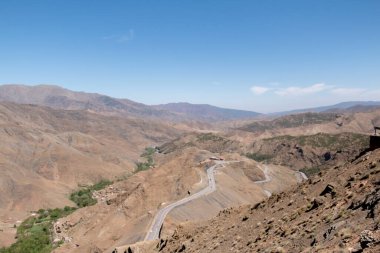 Yolun yukarısından manzara çiz. Dağdan geçen manyetik kıvrımlar