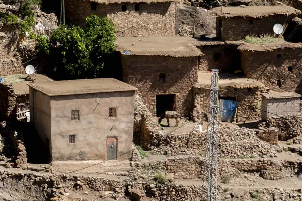Fas 'taki eski topluluklar dağın ortasında yaşıyor, gelenekleri koruyorlar.