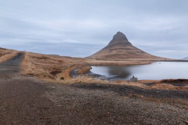 Kirkjufell dağı, cadı şapkası ya da İzlanda 'nın en ünlü dağı. Snaefellsnes yarımadasında görebileceğiniz bir yol var.