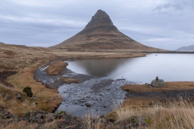 Kirkjufell dağı, cadı şapkası ya da İzlanda 'nın en ünlü dağı. Snaefellsnes yarımadasında görebileceğiniz bir yol var.