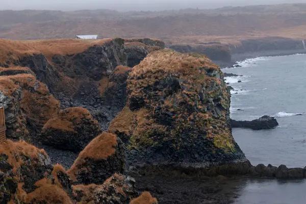 Leyend, güpegündüz aşkını görmeye dayanamadığı için trolün donduğunu söylüyor. Bu bir sokak sonu, ama trol orada.