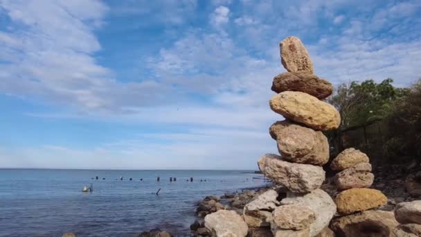 在海滨用石头建造的金字塔 — 图库视频影像