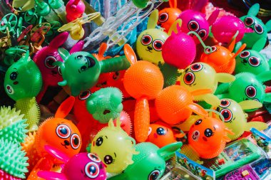 Çok renkli çocuk oyuncaklarının yakın çekimleri sokak pazarında satılık tutuluyor.