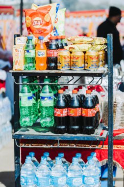 Karışık meşrubat Kola Fanta Sprite Redbull Can Juice Chips feragat etti ve Maden Suyu stantta Satılık.