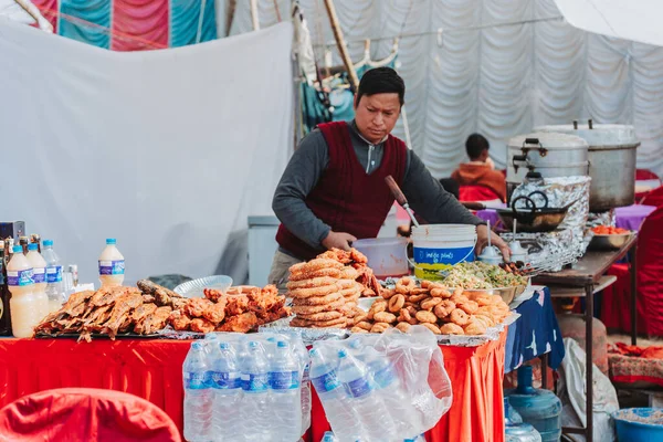 Katmandu Nepal Jan 2023 Nepali Food Säljare Ordna Livsmedel Som — Stockfoto
