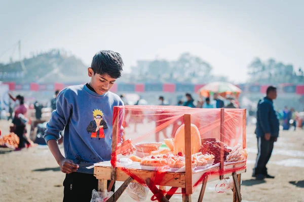 Kathmandu Jan Nepalese Fruitverkoper Zoek Naar Klant Tudikhel Straatmarkt Van — Stockfoto