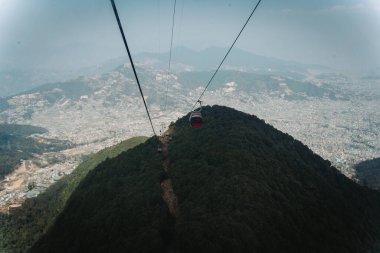 Kathmandu, Nepal - 18 Şubat 2023: Chandragiri Cable Car Nepal 'in üzerindeki Katmandu Vadisi' nin güzel manzara manzarası. Chandragiri Tepeleri