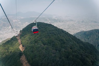 Kathmandu, Nepal - 18 Şubat 2023: Chandragiri Cable Car Nepal 'in üzerindeki Katmandu Vadisi' nin güzel manzara manzarası. Chandragiri Tepeleri