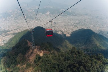 Kathmandu, Nepal - 18 Şubat 2023: Chandragiri Cable Car Nepal 'in üzerindeki Katmandu Vadisi' nin güzel manzara manzarası. Chandragiri Tepeleri