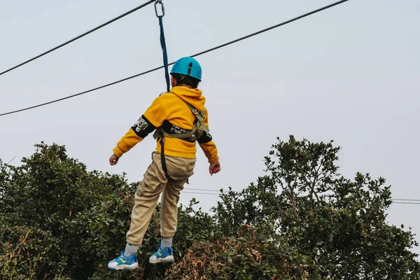 Katmandu, Nepal - 18 Şubat 2023: Küçük Çocuk Chandragiri Hills Katmandu 'da Zeplin' de eğleniyor