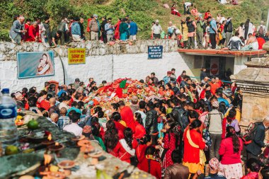 Matatirtha, Katmandu - 20 Nisan 2023: İnsanlar Mata Tirtha Aunsi 'yi Matatirtha Tapınağı, Chandragiri' de Nepali Anneler Günü 'nde kutluyor. İnsanlar bugün buraya gelip ibadet etmenin ölen ruhlara huzur getireceğine inanırlar. 