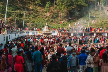 Matatirtha, Katmandu - 20 Nisan 2023: İnsanlar Mata Tirtha Aunsi 'yi Matatirtha Tapınağı, Chandragiri' de Nepali Anneler Günü 'nde kutluyor. İnsanlar bugün buraya gelip ibadet etmenin ölen ruhlara huzur getireceğine inanırlar. 