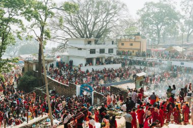Matatirtha, Katmandu - 20 Nisan 2023: İnsanlar Mata Tirtha Aunsi 'yi Matatirtha Tapınağı, Chandragiri' de Nepali Anneler Günü 'nde kutluyor. İnsanlar bugün buraya gelip ibadet etmenin ölen ruhlara huzur getireceğine inanırlar. 